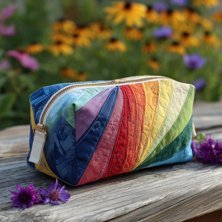 Puck – Gesteppte Kulturtasche Fließender Regenbogen